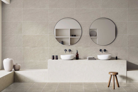 욕실 바닥과 벽면에 시공된 KCC글라스 홈씨씨 '세렌' 사비아(Sabbia)